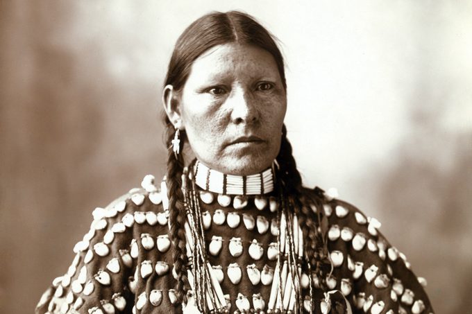 Native American woman, portrait of an Arapahoe woman, original title: 'Freckled Face (Arapahoe)', photograph by Frank A. Rinehart, 1899.