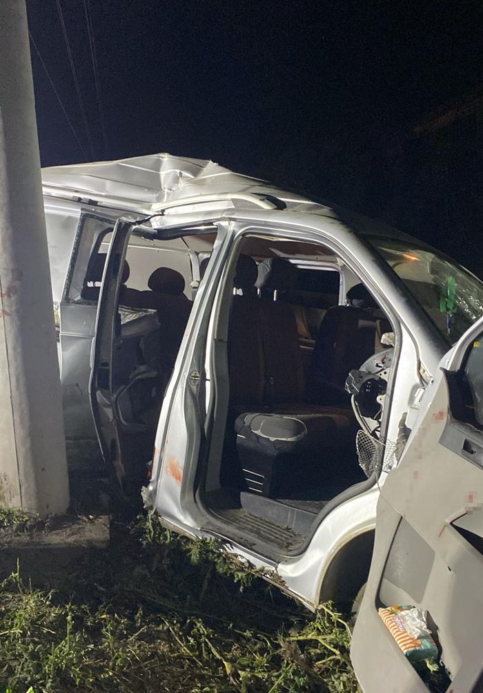 minibüs elektrik direğine çarptı! 2 kişi hayatını kaybetti