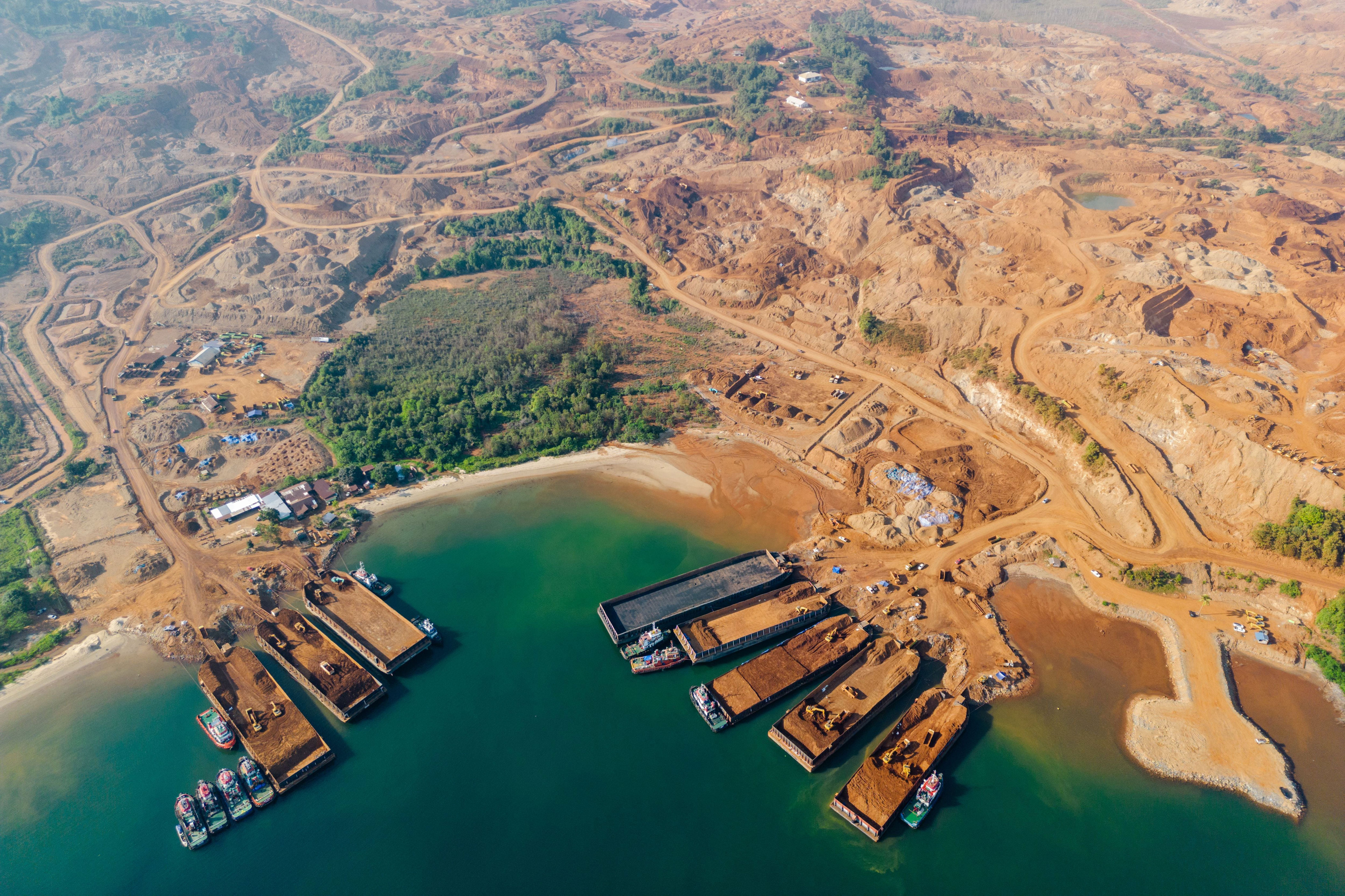 el negocio de las minas de níquel en indonesia: contratos millonarios y playas contaminadas