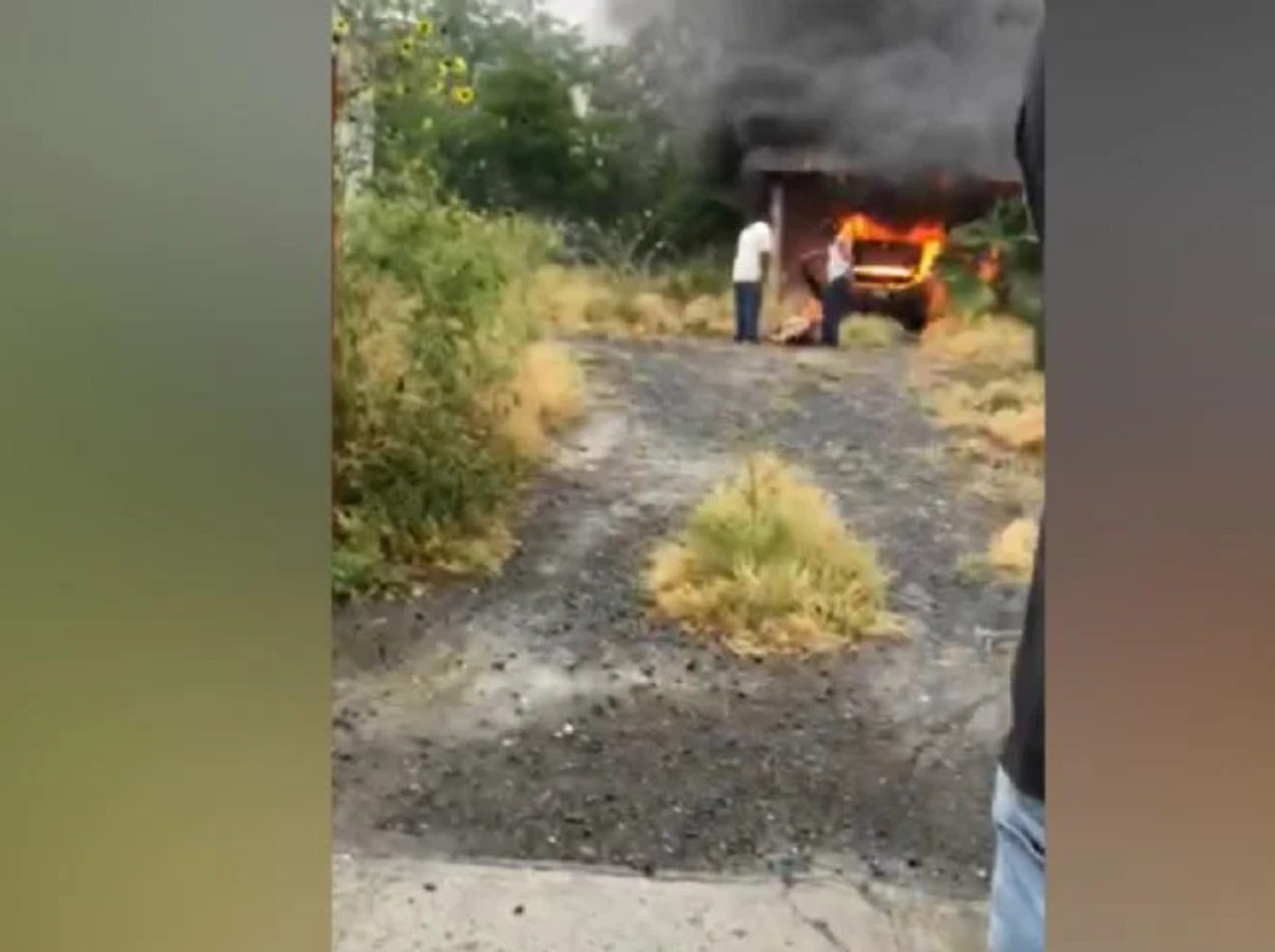mujer muere durante incendio de auto; su esposo resulta herido al intentar rescatarla