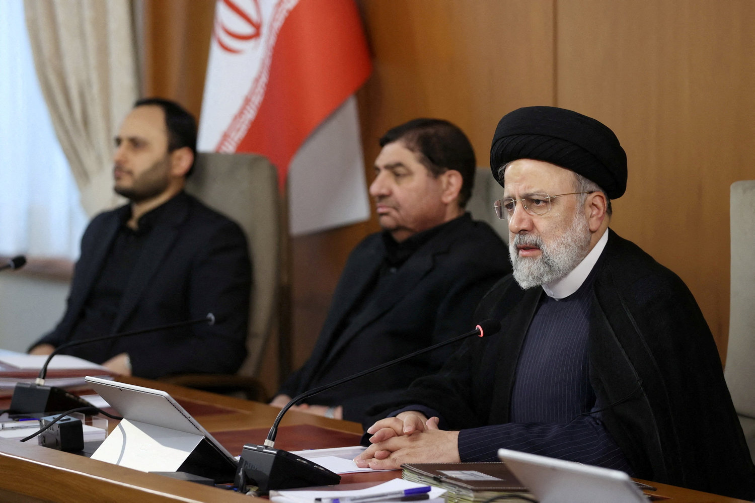 irans præsident holder fast i streng tørklædekontrol