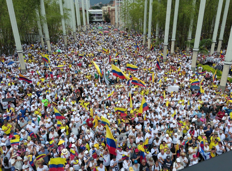 en colombie, une manifestation sans précédent contre le président petro