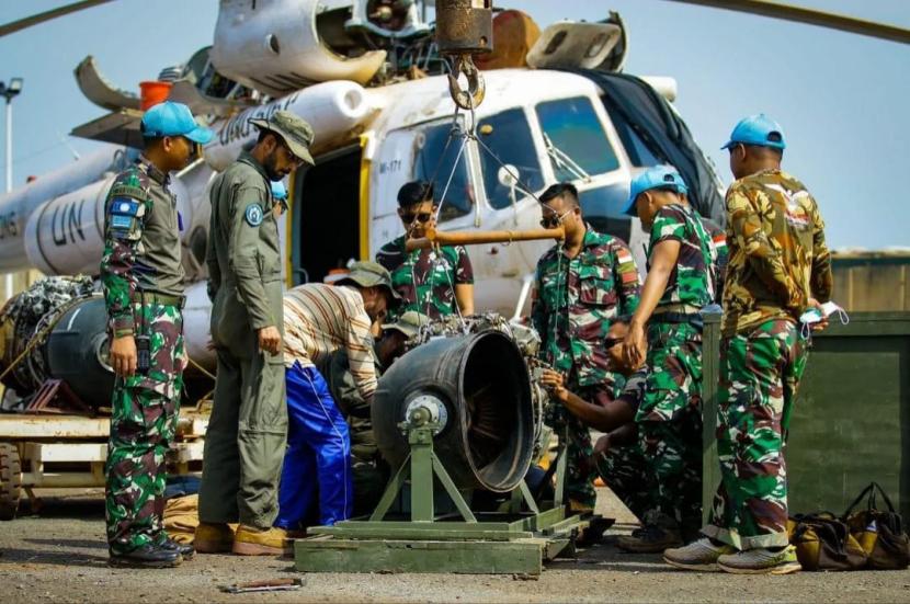 prajurit tni di afrika tengah bantu perawatan helikopter pakistan