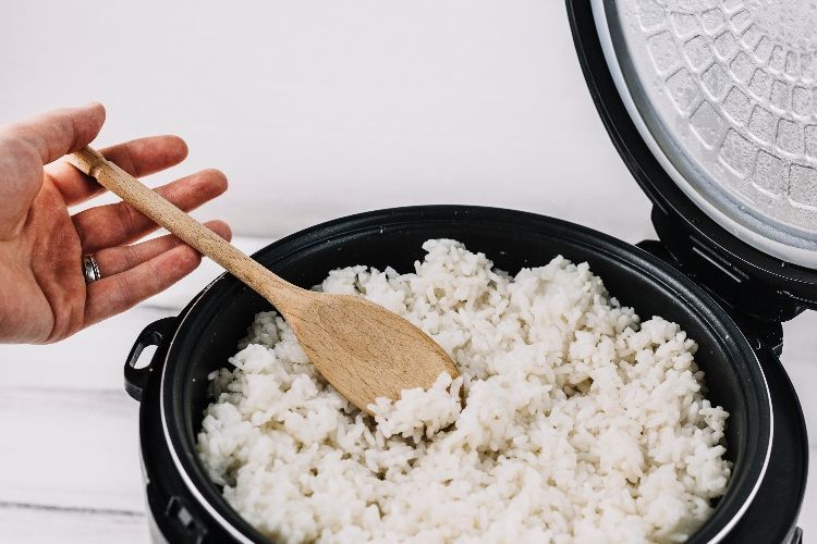4 kesalahan memasak nasi di rice cooker yang banyak dilakukan orang indonesia