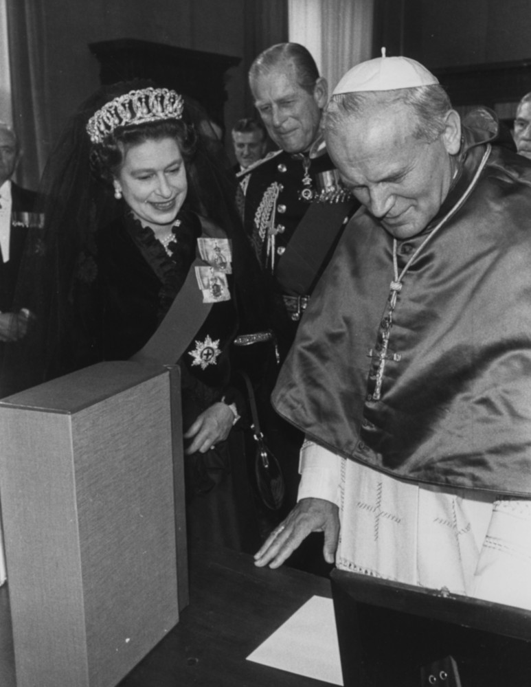 Pope John Paul II with Queen Elizabeth II and Prince Philip during the Royal Tour of Italy.<p>You may also like: </p>