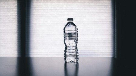 no tires las botellas de plástico. así puedes usarlas para fabricar sistemas de riesgo para las plantas de casa