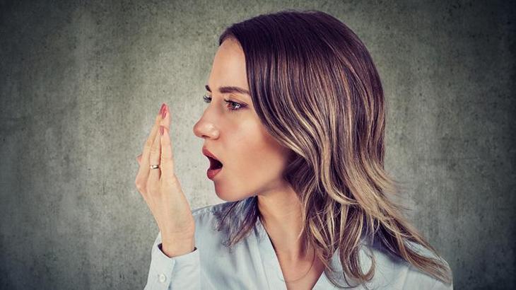 ağız kokusunu sorun olmaktan çıkarın! i̇şte nedenleri ve yapılması gerekenler