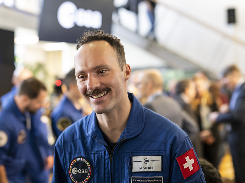 esa ernennt den berner marco sieber offiziell zum astronauten