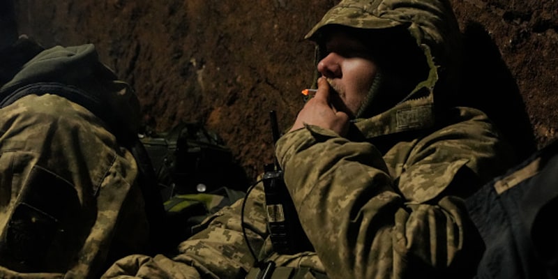 „weil rauchen weniger schädlich als putin ist“ - britische regierung verteilt kostenlose zigaretten an ukrainische truppen