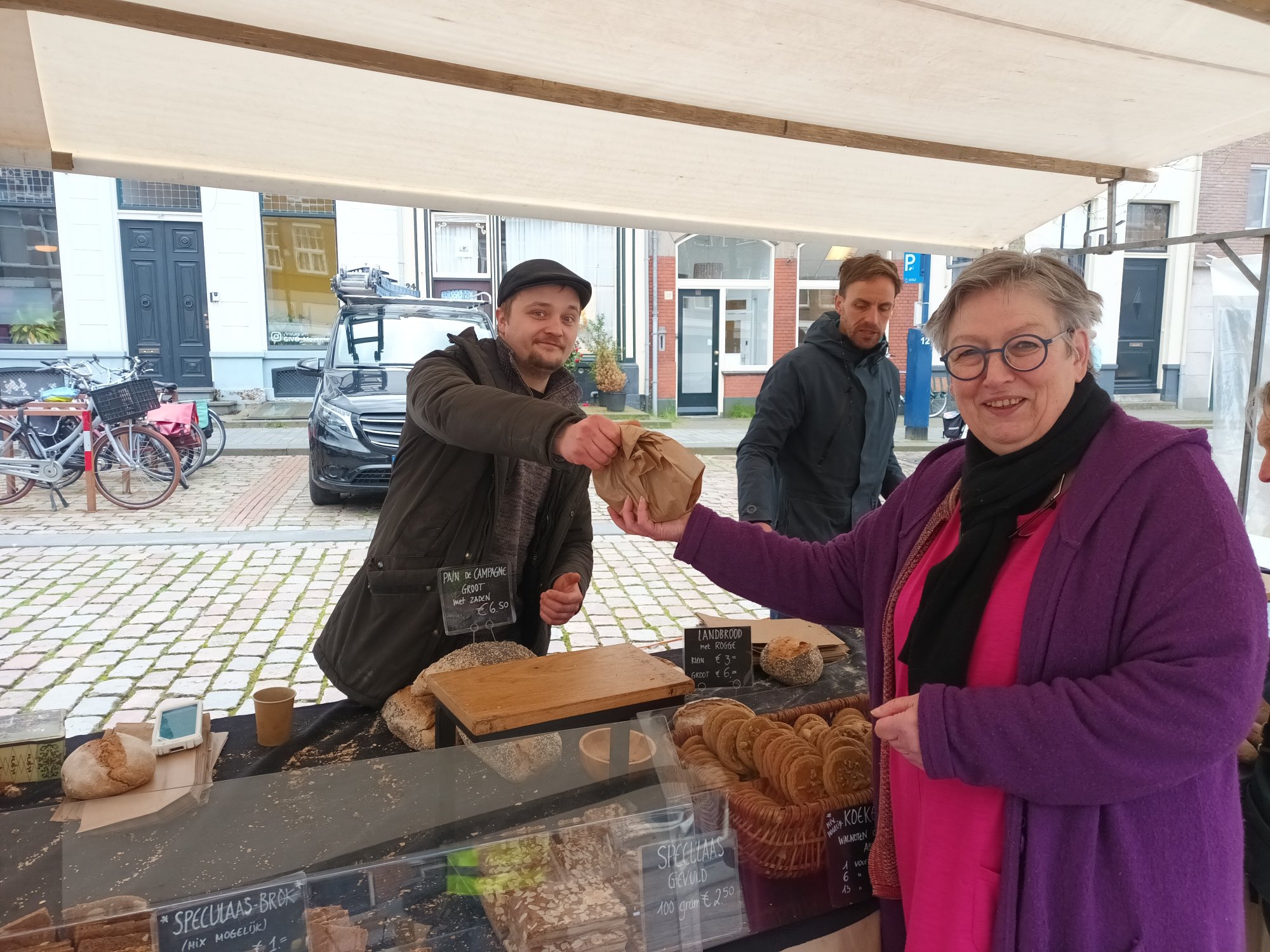 buurtkoelkast groot succes in zutphen: 'mensen fietsen om voor gratis eten'