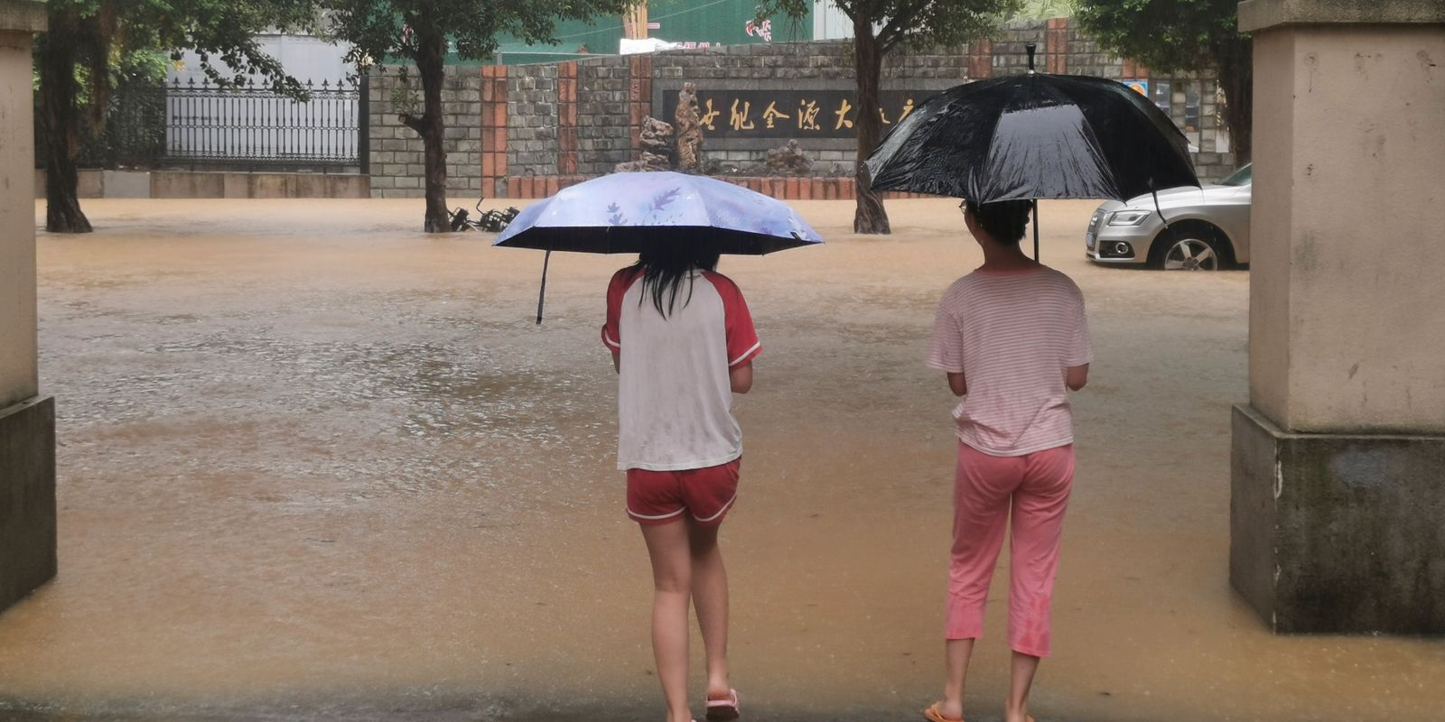 tiotusentals evakueras i kina efter översvämningarna