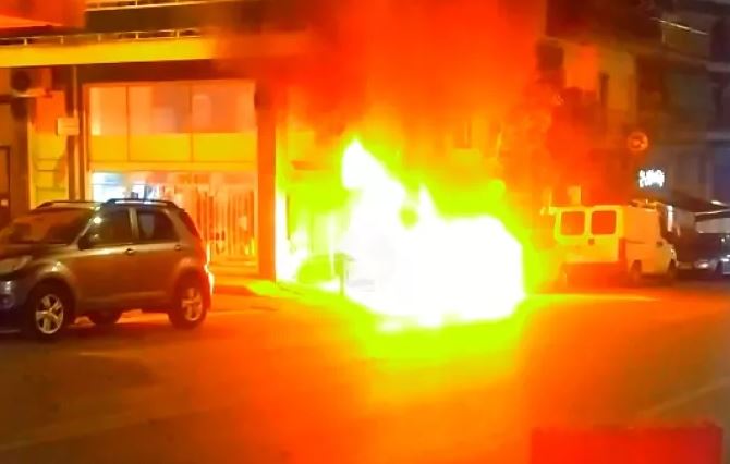 πατήσια: βίντεο ντοκουμέντο από τον εμπρησμό δύο αυτοκινήτων – οι φλόγες έφτασαν μέχρι τον 2ο όροφο πολυκατοικίας