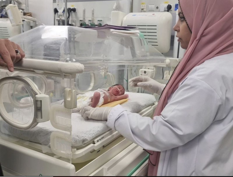 ζωή μέσα από τον θάνατο στη γάζα: κοριτσάκι γεννήθηκε με καισαρική ενώ η μητέρα της ήταν νεκρή (φωτογραφίες, βίντεο)