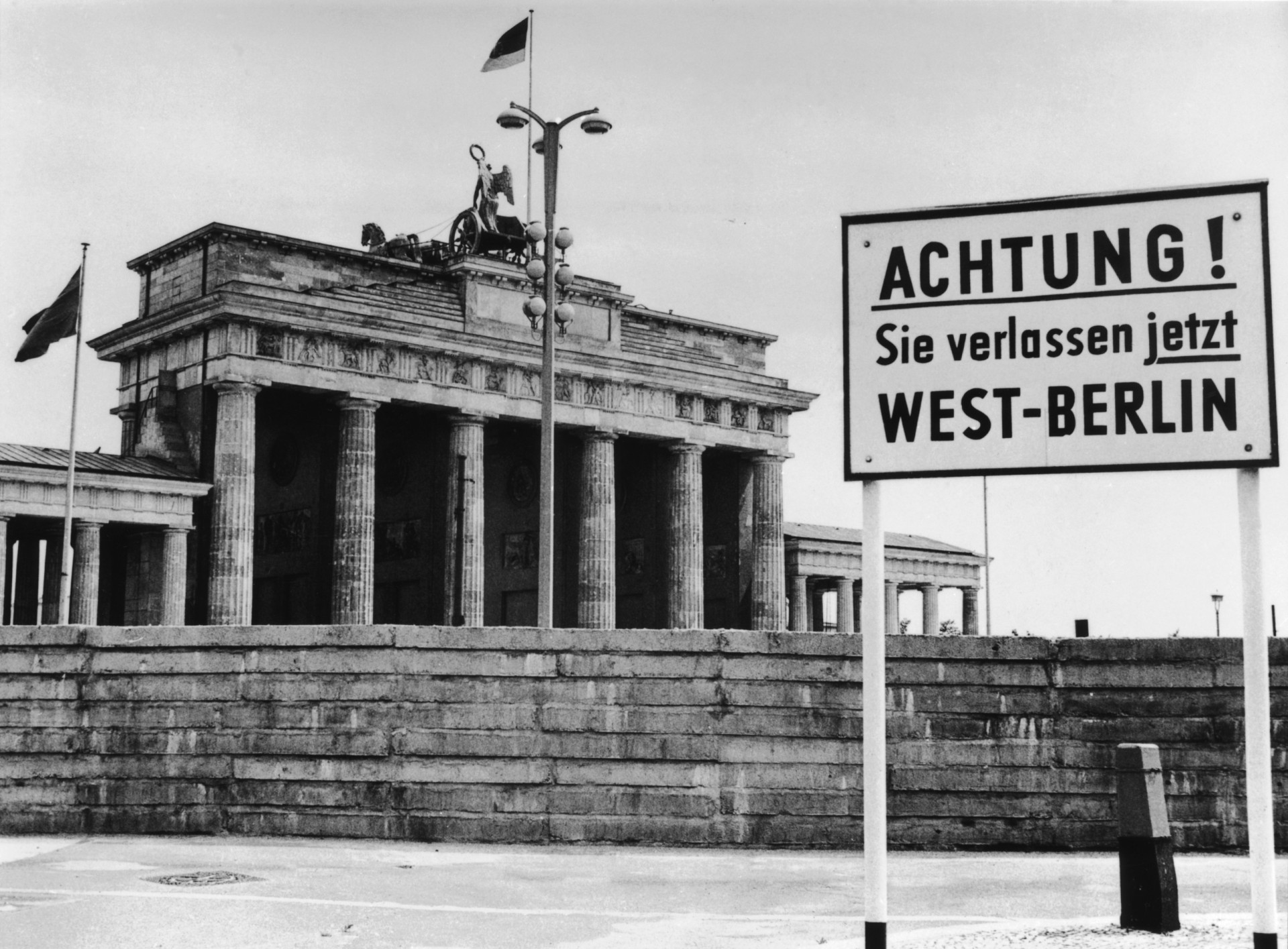 <p>Die Berliner Mauer wurde auf Anweisung des ostdeutschen kommunistischen Politikers Erich Honecker errichtet, um die Massenauswanderung der Deutschen von Ost- nach West-Berlin zu verhindern. Sie war eine schwer bewachte Barriere, die die Stadt von 1961 bis 1989 physisch und ideologisch teilte. In einem größeren Zusammenhang wurde die Mauer zum Symbol für den "Eisernen Vorhang", der Westeuropa und den Ostblock während des Kalten Krieges trennte. Sie wurde in nur zwei Wochen errichtet, zunächst als behelfsmäßige Mauer aus Stacheldraht und Betonblöcken. Doch schon bald wurde sie verstärkt und zu einem tödlichen Hindernis für alle, die im Westen nach Freiheit suchten.</p> <p>Klicken Sie sich durch diese Galerie und lassen Sie sich daran erinnern, wie schnell die <a href="https://de.starsinsider.com/lifestyle/433166/erinnerungen-an-die-berlin-blockade" rel="noopener">Berliner</a> Mauer gebaut wurde und wie sie eine ganze Stadt in zwei Hälften teilte.</p><p>Sie können auch mögen:<a href="https://de.starsinsider.com/n/224957?utm_source=msn.com&utm_medium=display&utm_campaign=referral_description&utm_content=564766"> Technisches Versagen mit fatalen Folgen: Diese Katastrophen schrieben Geschichte</a></p>