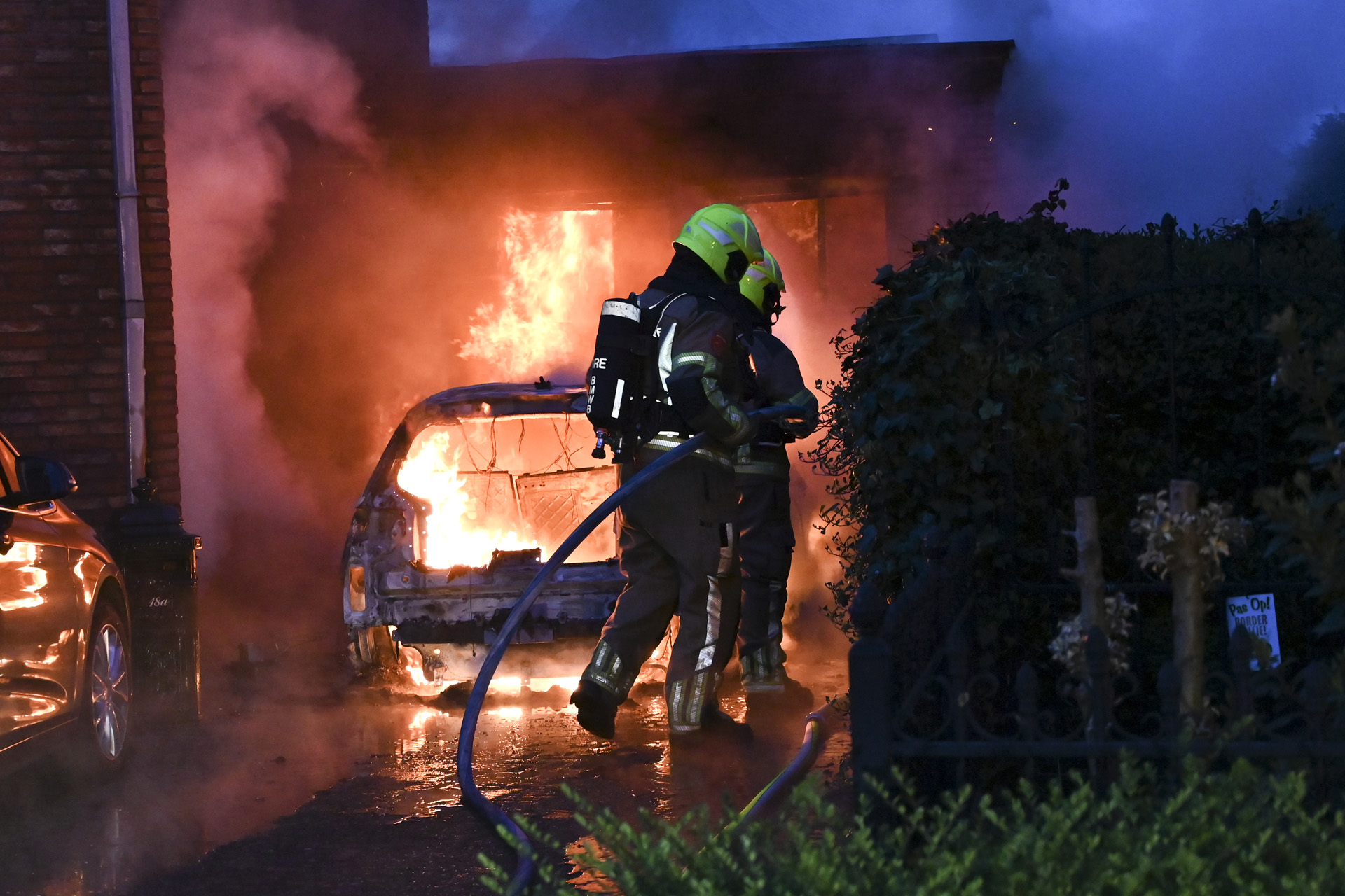 Elektrische Auto In Brand Op Oprit Etten-Leur: Garage Verwoest, Huis ...