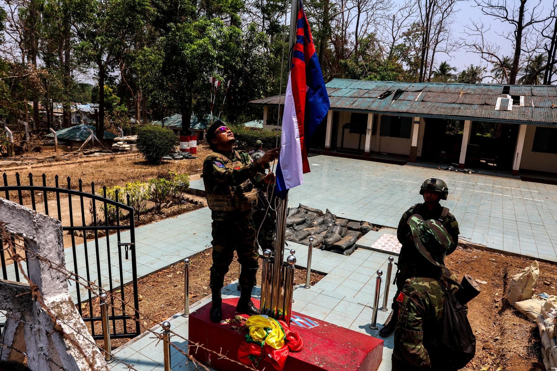 burma: militär fliegt heftige luftangriffe auf stadt an grenze zu thailand