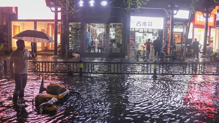 banjir dasyat setinggi leher terjang guangdong cina, 11 orang hilang