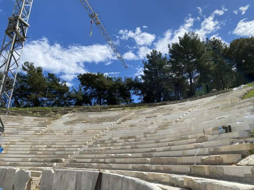 θάσος: το αρχαίο θέατρο αποκαταστάθηκε μετά από 11 χρόνια με το φημισμένο λευκό μάρμαρο του νησιού