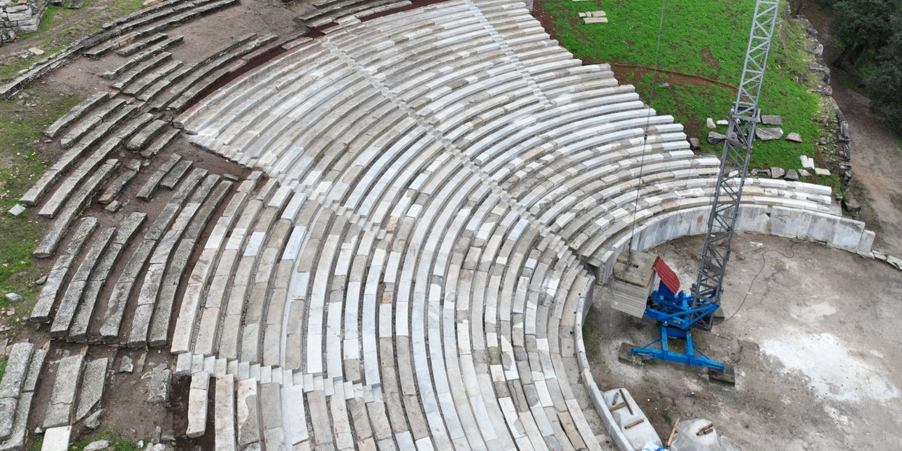 ανοίγει μετά από 11 χρόνια το αρχαίο θέατρο θάσου: αποκαταστάθηκε το κοίλο, νέα ολόλευκα μάρμαρα [εικόνες]