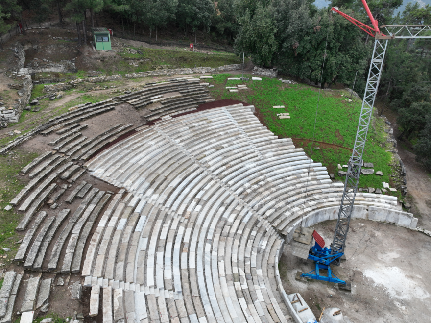 θάσος: το αρχαίο θέατρο αποκαταστάθηκε μετά από 11 χρόνια με το φημισμένο λευκό μάρμαρο του νησιού