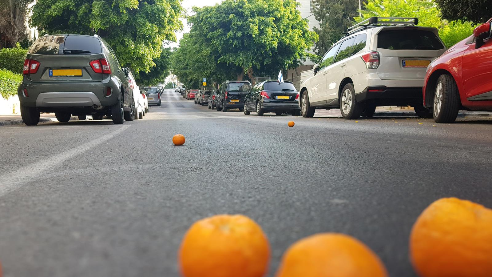 άγνωστοι βάζουν πορτοκάλια στον δρόμο -γιατί δεν πρέπει να τα πατήσεις με το αυτοκίνητό σου