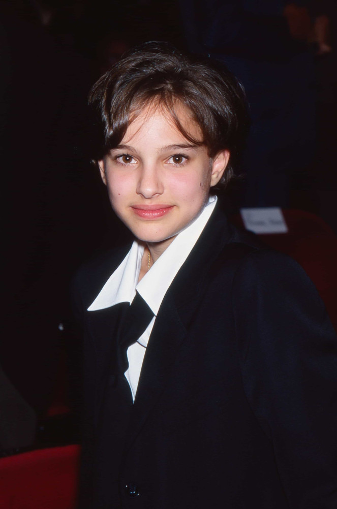 <p>Natalie Portman war bei ihrer ersten Rolle im Film "Léon: Der Profi" erst 13 Jahre alt und spielte ein kleines Mädchen, das von einem Mörder adoptiert wird, nachdem ihre Familie getötet wurde.</p>