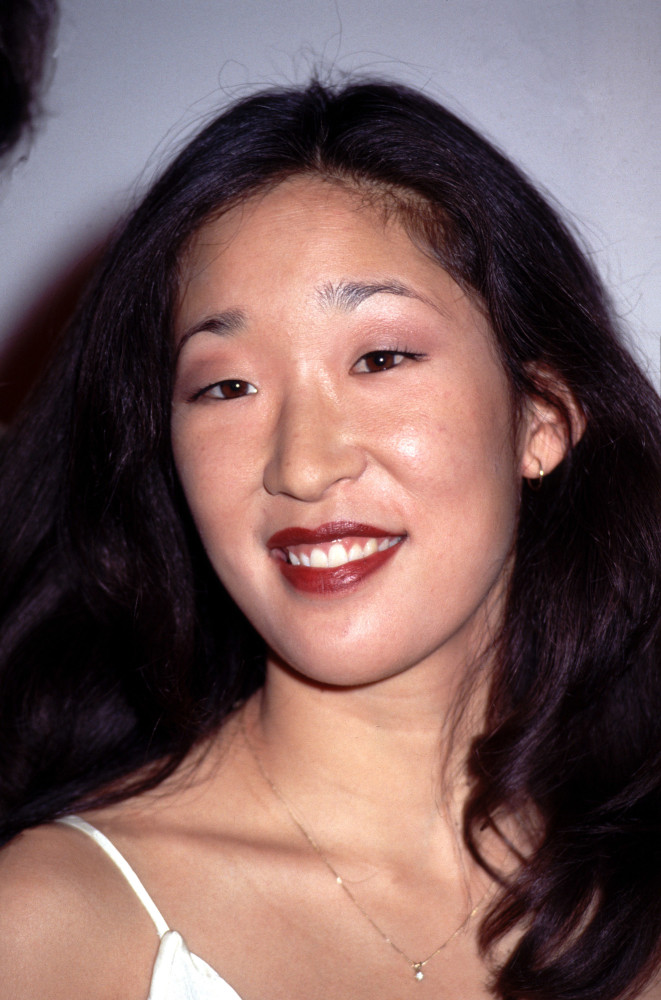 <p>Sandra Oh ist am besten für ihre Rollen in Serien wie "Grey's Anatomy" und "Killing Eve" bekannt. Ihre Karriere begann jedoch 1989 mit einer Rolle in der kanadischen Fernsehserie "Denim Blues". Ihr Filmdebüt machte sie 1994 in "Double Happiness", einem Film über die Schwierigkeiten im Liebesleben einer chinesisch-kanadischen Frau.</p>