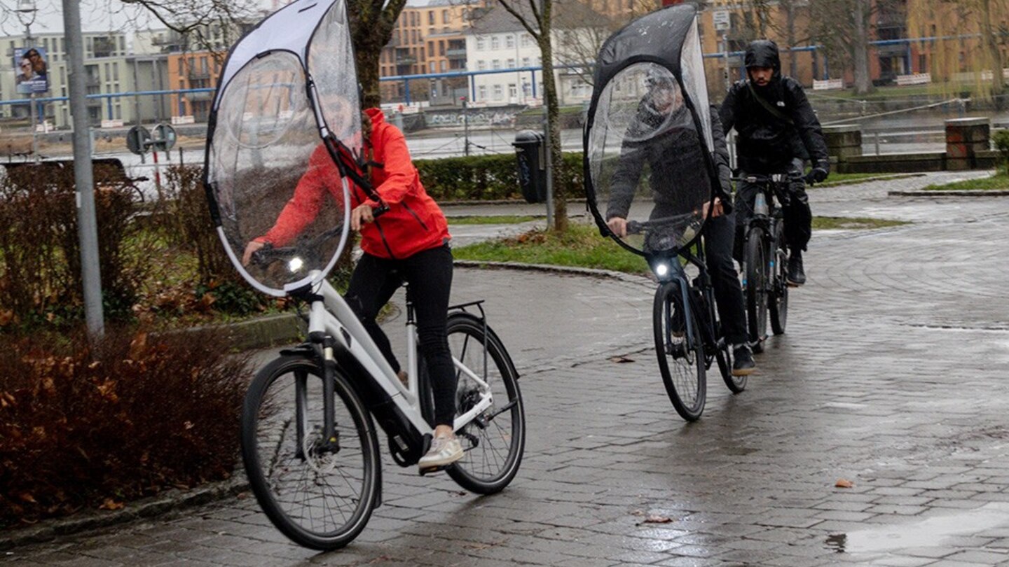 regenschirm fürs fahrrad: neuer wetterschutz bringt sie trocken ans ziel