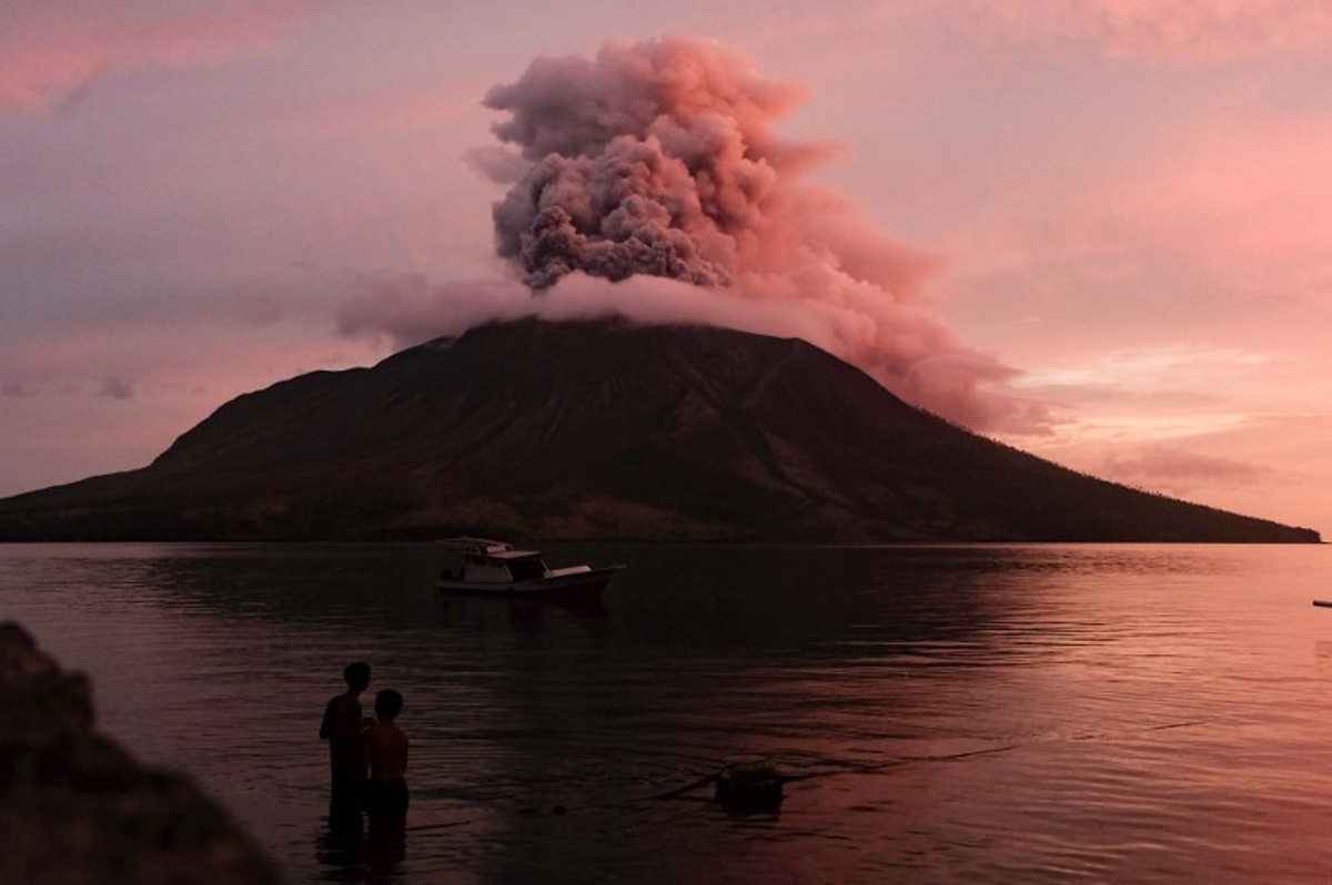 volcan ruang: l'indonésie abaisse le niveau d'alerte et rouvre un aéroport