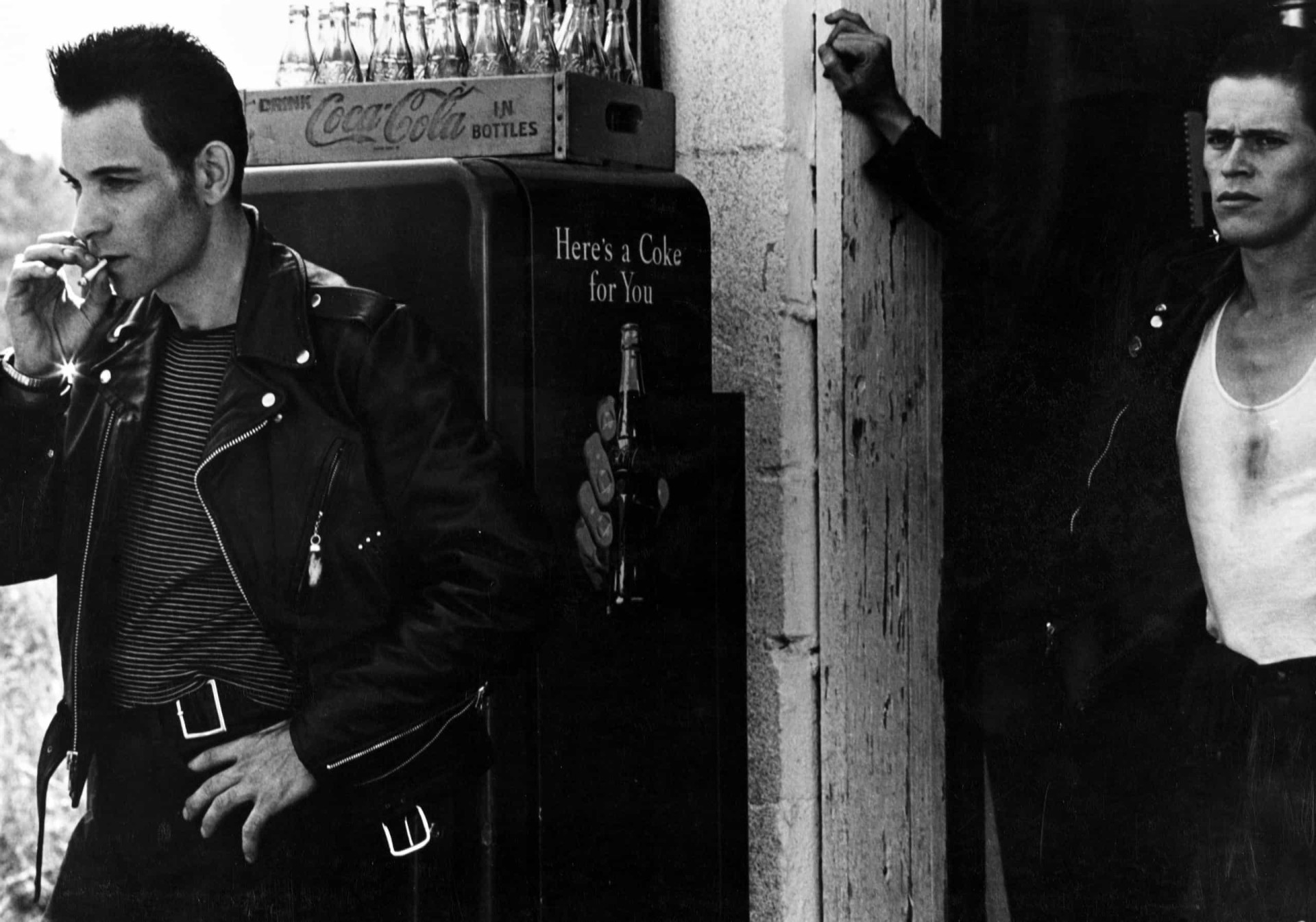 <p>Willem Dafoe (rechts) spielte bis heute in über 100 Filmen mit. Sein Debüt feierte er im Film "Die Lieblosen" von 1981, der die Geschichte einer Motorradgang in einem kleinen Städtchen erzählt.</p>