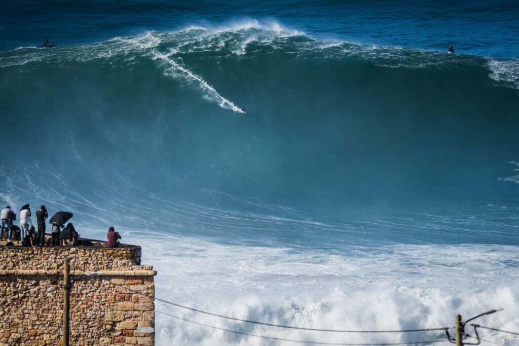 video impressionante – surfista alemão desafia gigantes da nazaré: sebastian steudtner pode ter quebrado o próprio recorde mundial de maior onda!