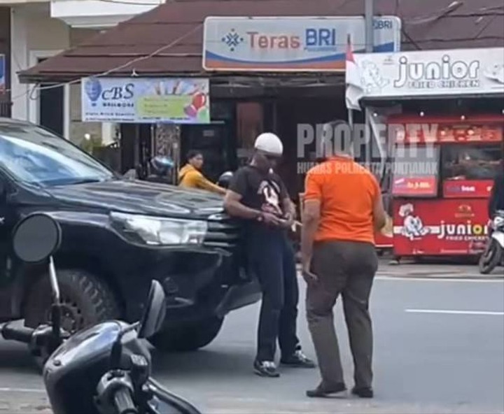 polisi tahan tukang parkir liar yang ribut dengan staf alfamart di pontianak