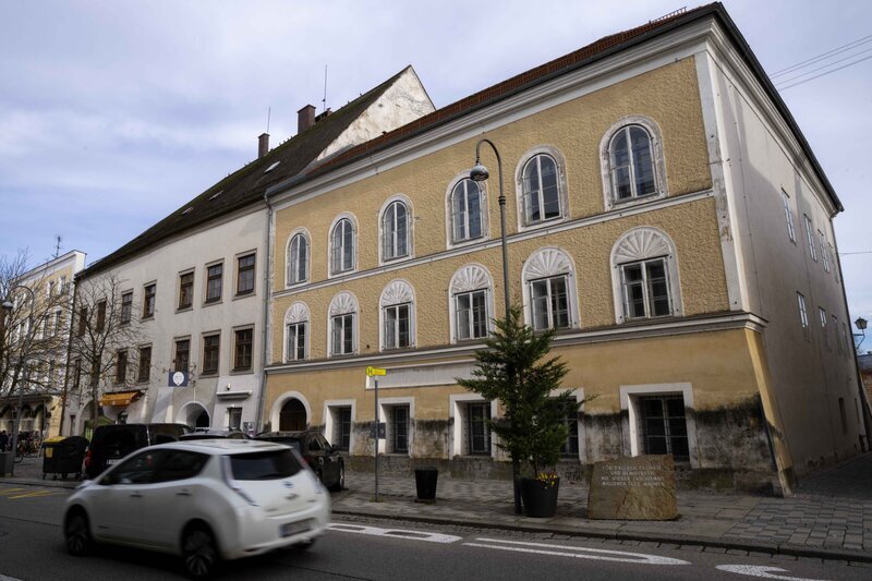 čtyři němci čelí trestnímu oznámení kvůli oslavě hitlera u jeho rodného domu