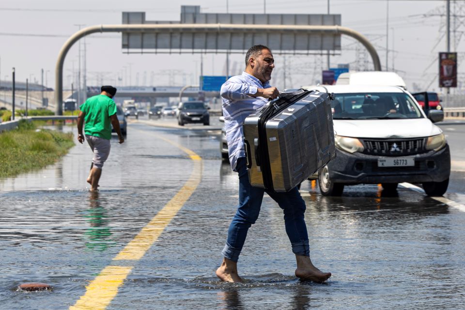 emirates: συγγνώμη για το χάος μετά τις πλημμύρες – επιστρέφει πάνω από 30.000 βαλίτσες
