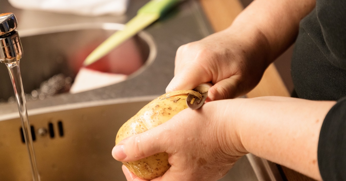 halver en kartoffel og gnid den på dine hænder: du vil løse et uudholdeligt problem