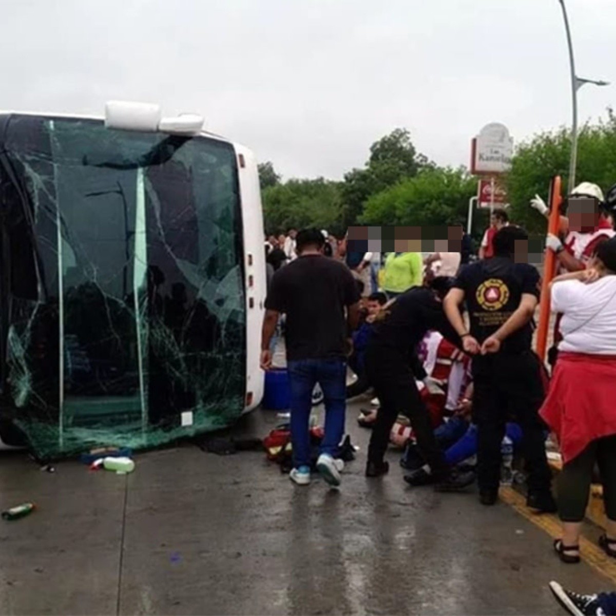 volcadura de autobús turístico en nuevo león deja más de 50 heridos
