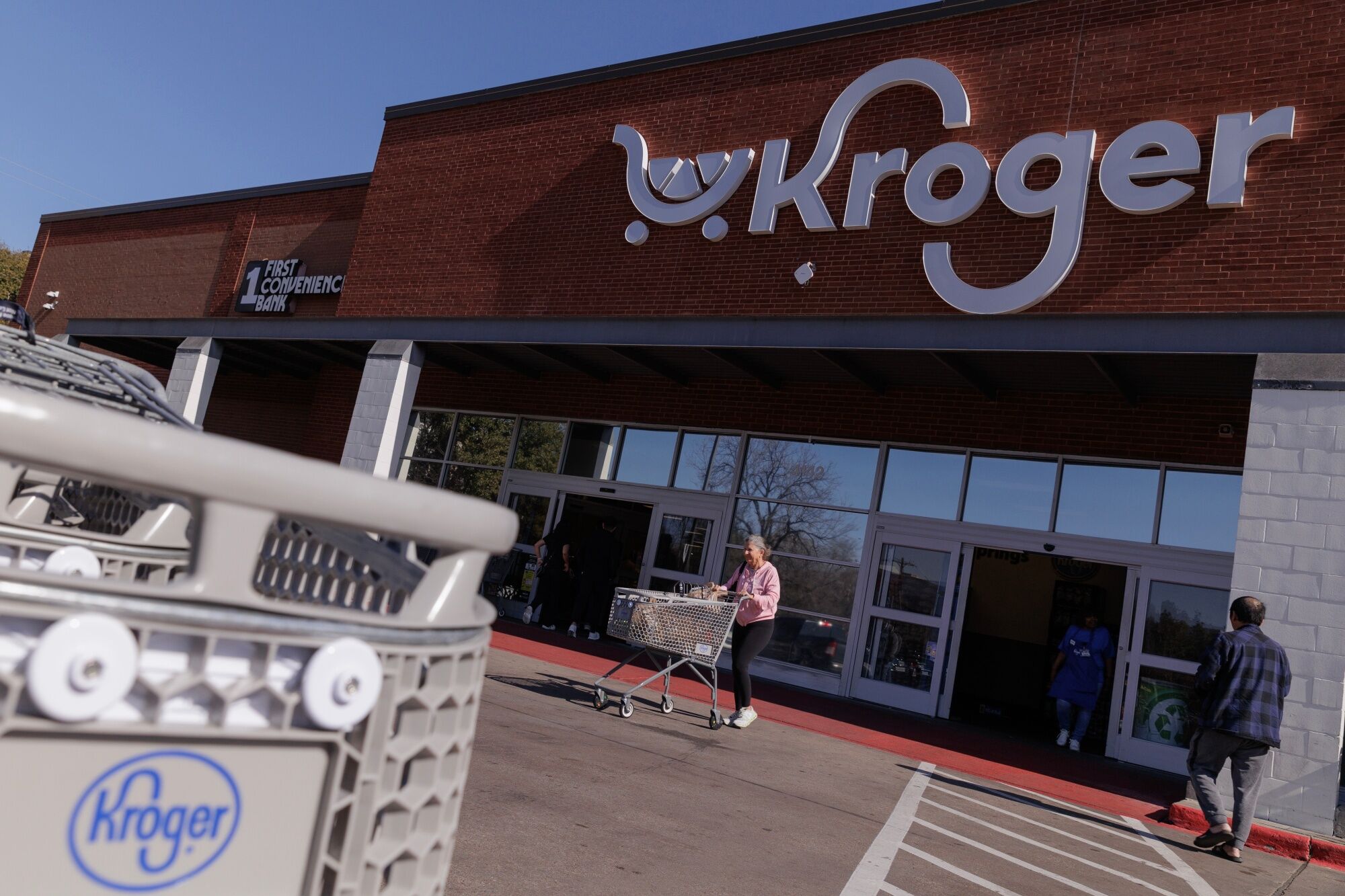 kroger, albertsons agree to divest more stores in merger effort