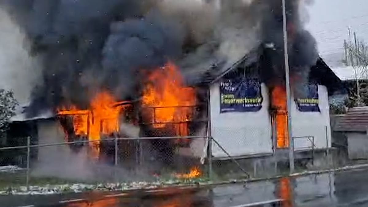 leservideos zeigen meterhohe flammen: pyro-firma in frutigen be bei brand stark beschädigt
