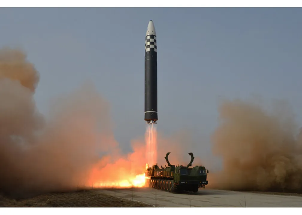 podemos estar à beira de mais uma ‘guerra’ – coreia do norte escala tensões: lança míssil balístico em direção ao mar do japão