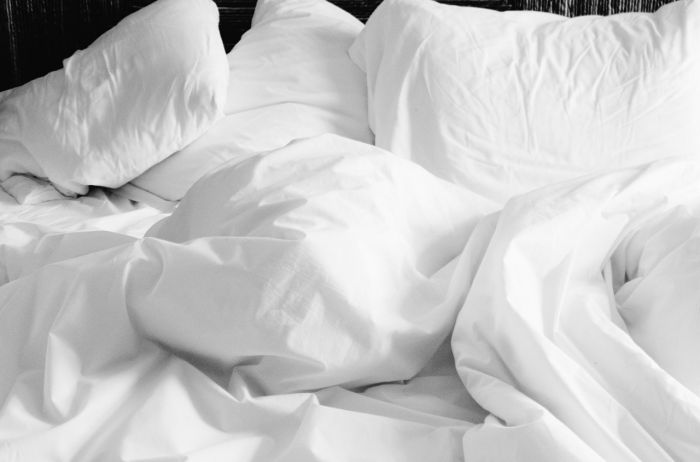 dormir con la cama limpia: cómo sacar las manchas y las bacterias de un colchón y cada cuánto hay que hacerlo