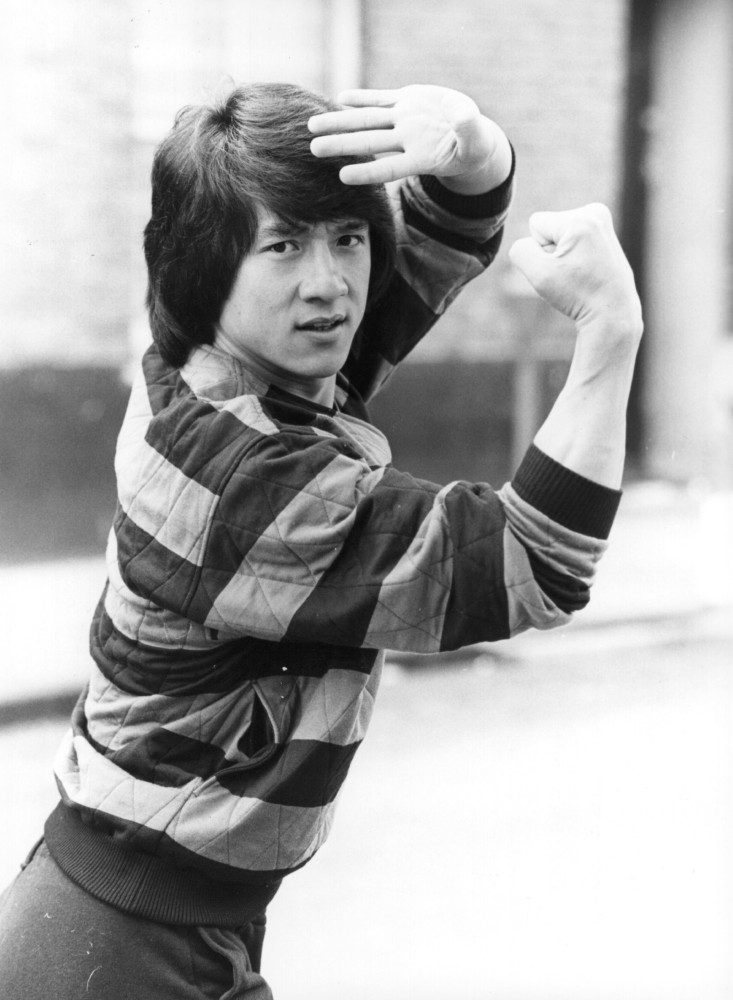 <p>Der Kung-Fu-Star hatte sein Debüt im Alter von 8 Jahren mit einer Hauptrolle in "Big and Little Wong Tin Bar" (1962). Er spielte in dem Schwarz-Weiß-Film ein Kind, das Kung-Fu erlernt und legte damit den Grundstein seiner erfolgreichen Karriere.</p>