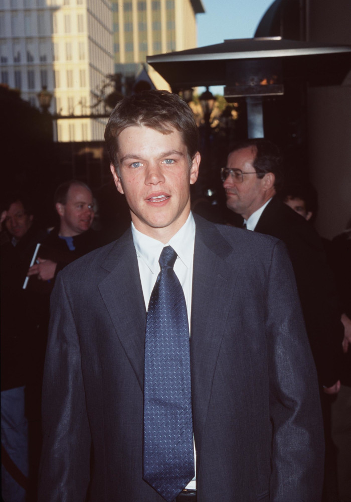 <p>Matt Damon begann mit einer kleinen Rolle als Steamer Windsor im Film "Pizza Pizza – Ein Stück vom Himmel" im Jahr 1988. Die Geschichte dreht sich um das Erwachsenwerden dreier junger portugiesisch-amerikanischer Freunde, die in einer Pizzeria in einer Küstenstadt in Connecticut arbeiten.</p>