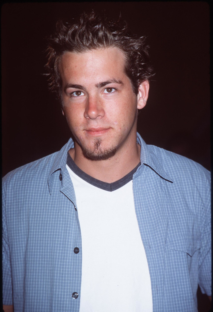 <p>Der kanadische Schauspieler Ryan Reynolds startete seine Schauspielkarriere im Alter von 15 Jahren mit einer Rolle in der Fernsehserie "Hillside" (1991). 1993 bekam er die Hauptrolle im Film "Ordinary Magic", in dem er einen Aktivisten im Teenageralter aus Indien darstellte.</p>
