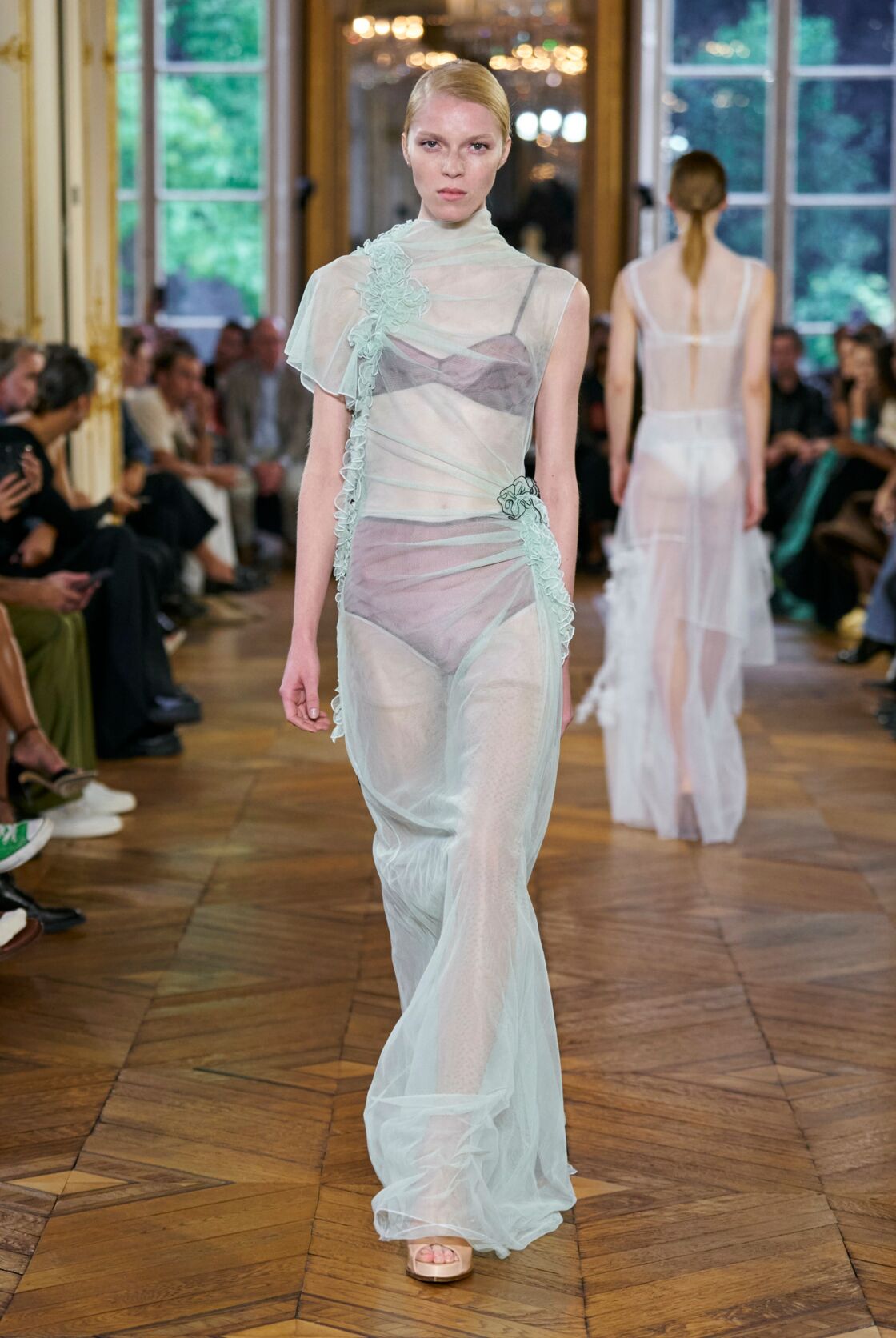 sublime, victoria beckham célèbre ses 50 ans en robe transparente