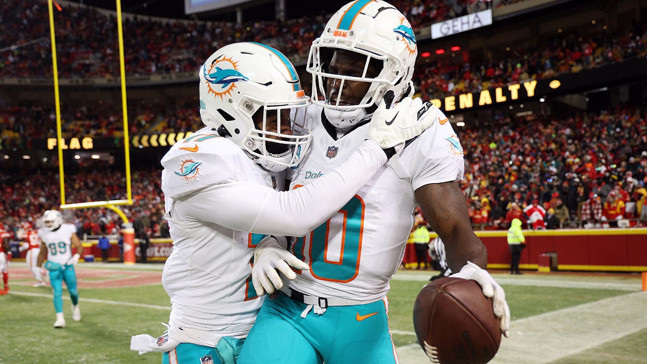dolphins' tyreek hill recalls mike mcdaniel's tongue lashing: 'we pay you all this money for what?'