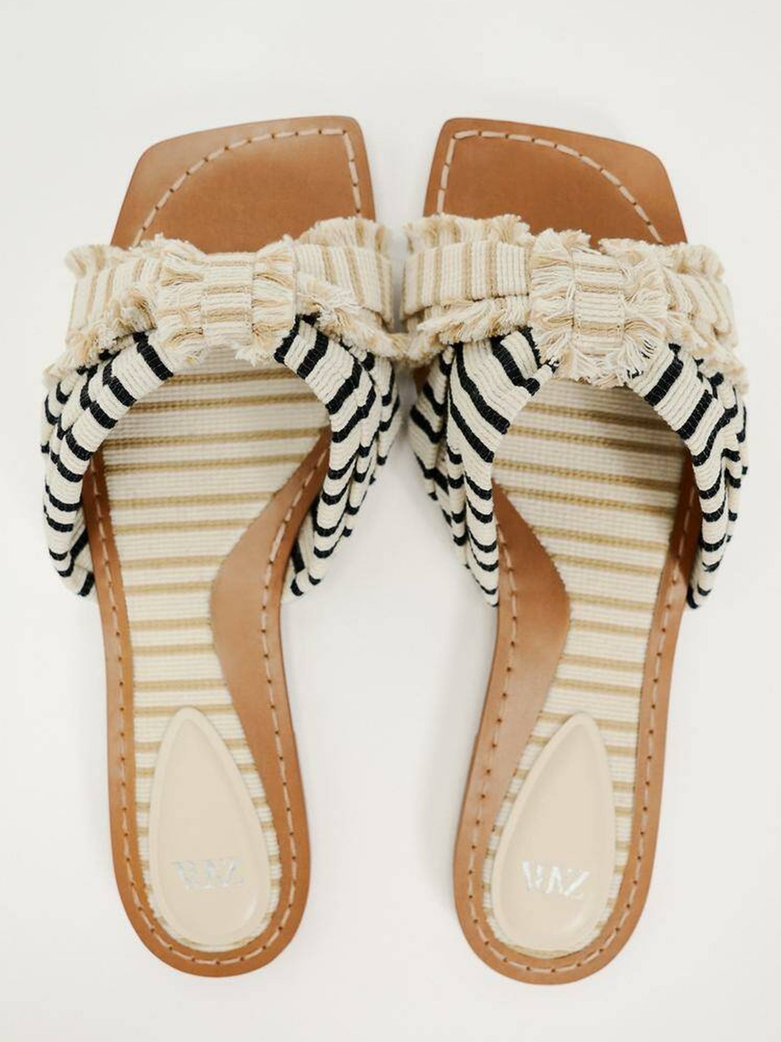 las sandalias planas que van a protagonizar tu verano, un vestido corto con estampado vichy y otras novedades de zara