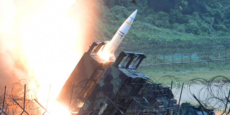 Einheit der 8. US Armee feuert eine Artillerie-Kurzstreckenrakete vom Typ ATACMS ab. South Korea's Joint Chiefs of St