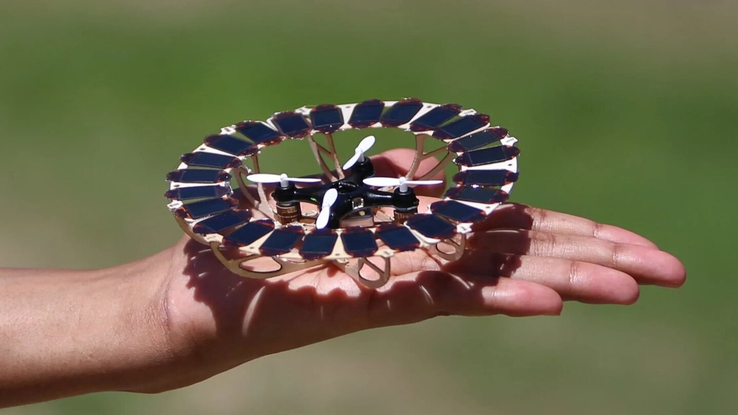 es ist dünner als ein haar: mini-solarpaneel versorgt eine flugdrohne