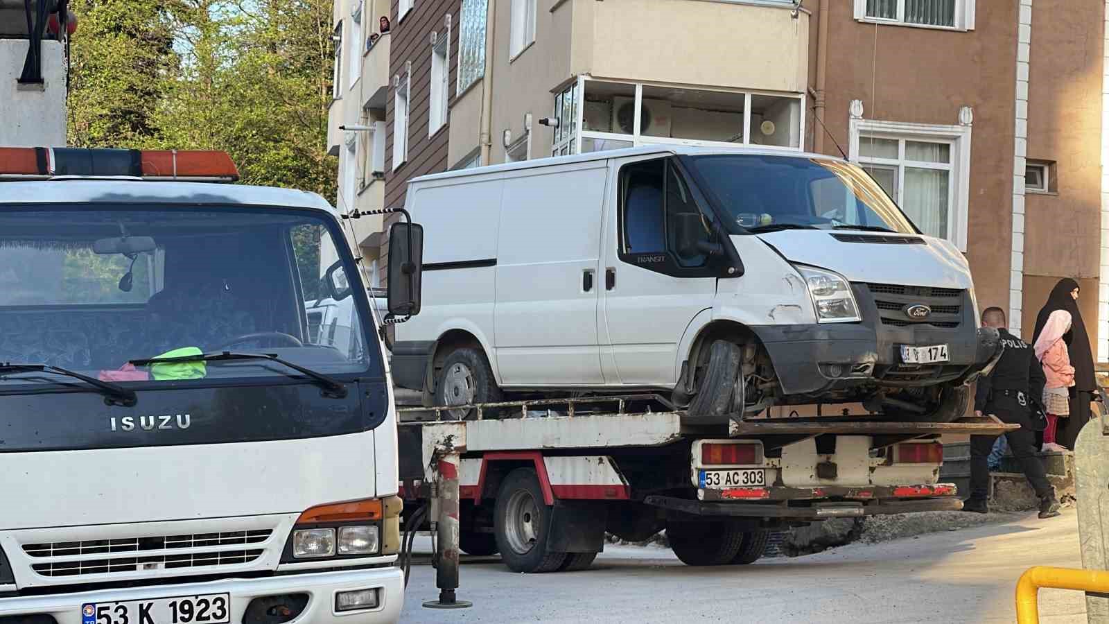 freni patlayan hafif ticari araç ortalığı birbirine kattı: 2 yaralı