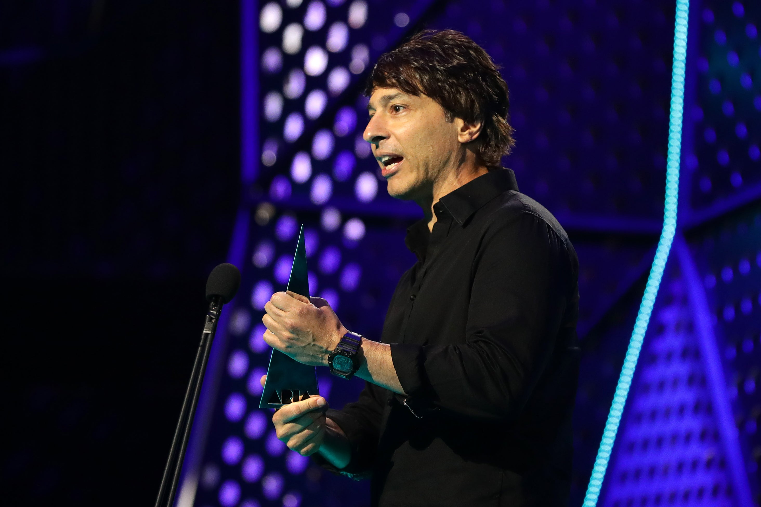 comedian arj barker defends decision to kick ‘breastfeeding’ mother and baby out of show